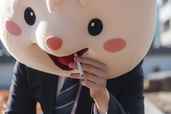 포토 JPG 주간 남자 휴식 담배 한명 앉기 정장 근접촬영 상반신 성인 야외 앞모습 30대 한국인 비즈니스맨 쥐띠 쥐 옥상 신입사원 쥐캐릭터 동물탈 흰쥐 성인남자한명만 2020년 경자년 국내포토 자연요소 1 옷 뷰포인트 동물캐릭터 컨셉 비즈니스 모션 사람 동양인 장년 십이지신 직장인 설치류 연도 탈 남자한명만 성인남자만 파일형식