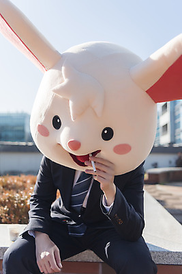 포토 JPG 주간 남자 휴식 담배 한명 앉기 정장 상반신 성인 야외 앞모습 30대 한국인 비즈니스맨 쥐띠 쥐 옥상 신입사원 쥐캐릭터 동물탈 흰쥐 성인남자한명만 2020년 경자년 국내포토 자연요소 1 옷 뷰포인트 동물캐릭터 컨셉 비즈니스 모션 사람 동양인 장년 십이지신 직장인 설치류 연도 탈 남자한명만 성인남자만 파일형식