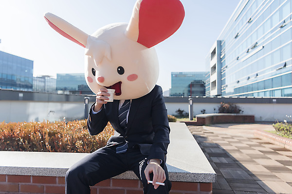 포토 JPG 주간 남자 커피 휴식 담배 한명 앉기 정장 상반신 성인 야외 앞모습 30대 한국인 비즈니스맨 쥐띠 쥐 옥상 신입사원 쥐캐릭터 동물탈 흰쥐 성인남자한명만 2020년 경자년 국내포토 자연요소 1 옷 음료 뷰포인트 동물캐릭터 컨셉 비즈니스 모션 사람 동양인 장년 십이지신 직장인 설치류 연도 탈 남자한명만 성인남자만 파일형식