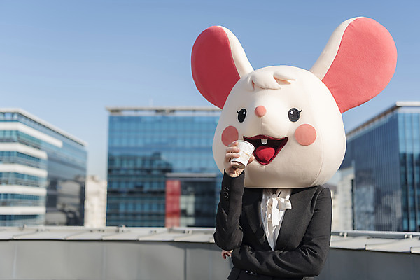 포토 JPG 주간 여자 여유 커피 휴식 한명 서기 들기 정장 상반신 20대 성인 야외 앞모습 한국인 비즈니스우먼 쥐띠 쥐 옥상 신입사원 쥐캐릭터 동물탈 흰쥐 성인여자한명만 2020년 경자년 국내포토 자연요소 1 옷 감정 음료 뷰포인트 동물캐릭터 컨셉 비즈니스 모션 사람 동양인 청년 십이지신 직장인 설치류 연도 탈 여자한명만 성인여자만 파일형식