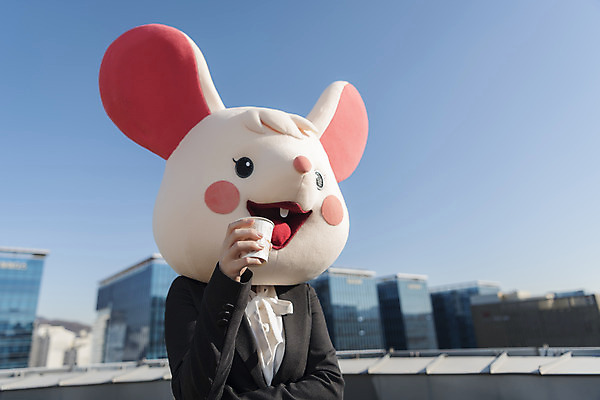 포토 JPG 주간 여자 여유 커피 휴식 한명 서기 들기 정장 상반신 20대 성인 야외 앞모습 한국인 비즈니스우먼 쥐띠 쥐 옥상 신입사원 쥐캐릭터 동물탈 흰쥐 성인여자한명만 2020년 경자년 국내포토 자연요소 1 옷 감정 음료 뷰포인트 동물캐릭터 컨셉 비즈니스 모션 사람 동양인 청년 십이지신 직장인 설치류 연도 탈 여자한명만 성인여자만 파일형식