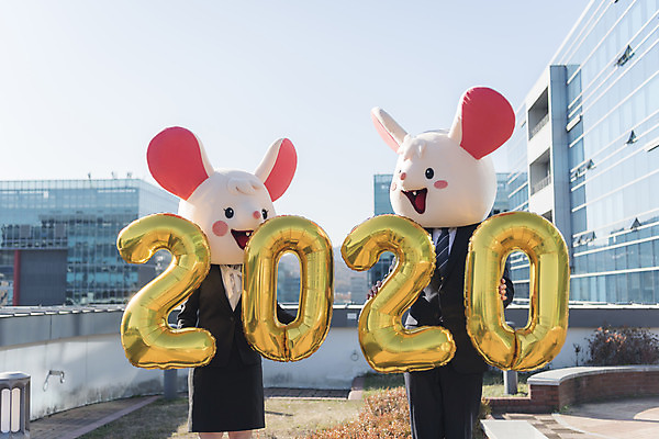 포토 JPG 주간 여자 남자 서기 들기 정장 상반신 20대 성인 야외 두명 앞모습 30대 숫자 한국인 비즈니스맨 비즈니스우먼 쥐띠 쥐 옥상 동료 신입사원 쥐캐릭터 풍선 동물탈 흰쥐 성인만 2020년 경자년 국내포토 자연요소 문자 옷 뷰포인트 동물캐릭터 비즈니스 관계 모션 사람 동양인 청년 장년 십이지신 직장인 설치류 연도 탈 파일형식