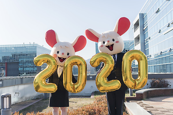 포토 JPG 주간 여자 남자 서기 들기 정장 상반신 20대 성인 야외 두명 앞모습 30대 숫자 한국인 비즈니스맨 비즈니스우먼 쥐띠 쥐 옥상 동료 신입사원 쥐캐릭터 풍선 동물탈 흰쥐 성인만 2020년 경자년 국내포토 자연요소 문자 옷 뷰포인트 동물캐릭터 비즈니스 관계 모션 사람 동양인 청년 장년 십이지신 직장인 설치류 연도 탈 파일형식