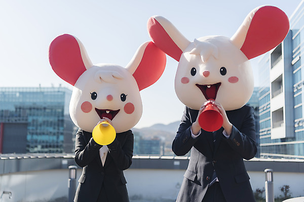 포토 JPG 주간 여자 남자 서기 들기 정장 상반신 20대 성인 야외 두명 앞모습 30대 확성기 외침 한국인 비즈니스맨 비즈니스우먼 쥐띠 쥐 옥상 동료 신입사원 쥐캐릭터 동물탈 흰쥐 성인만 2020년 경자년 국내포토 자연요소 옷 뷰포인트 동물캐릭터 비즈니스 관계 모션 사람 동양인 청년 장년 소리 십이지신 직장인 설치류 연도 탈 파일형식