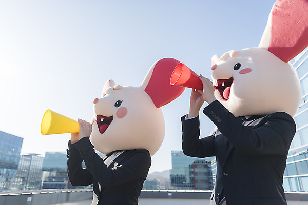 포토 JPG 주간 여자 남자 서기 들기 정장 상반신 20대 성인 야외 두명 옆모습 30대 확성기 외침 한국인 비즈니스맨 비즈니스우먼 쥐띠 쥐 옥상 동료 신입사원 쥐캐릭터 동물탈 흰쥐 성인만 2020년 경자년 국내포토 자연요소 옷 뷰포인트 동물캐릭터 비즈니스 관계 모션 사람 동양인 청년 장년 소리 십이지신 직장인 설치류 연도 탈 파일형식