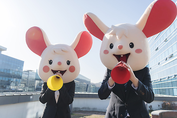 포토 JPG 주간 여자 남자 서기 들기 정장 상반신 20대 성인 야외 두명 앞모습 30대 확성기 외침 한국인 비즈니스맨 비즈니스우먼 쥐띠 쥐 옥상 동료 신입사원 쥐캐릭터 동물탈 흰쥐 성인만 2020년 경자년 국내포토 자연요소 옷 뷰포인트 동물캐릭터 비즈니스 관계 모션 사람 동양인 청년 장년 소리 십이지신 직장인 설치류 연도 탈 파일형식
