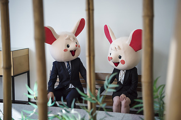 포토 JPG 여자 남자 실내 앉기 정장 상반신 20대 성인 두명 앞모습 30대 손잡기 한국인 비즈니스맨 비즈니스우먼 쥐띠 쥐 동료 쥐캐릭터 동물탈 사내연애 휴식처 흰쥐 성인만 2020년 경자년 국내포토 옷 뷰포인트 동물캐릭터 비즈니스 관계 모션 휴식 사람 동양인 청년 내부 장년 십이지신 직장인 설치류 연도 탈 파일형식