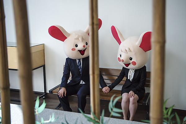 포토 JPG 여자 남자 실내 앉기 정장 상반신 20대 성인 두명 앞모습 30대 손잡기 한국인 비즈니스맨 비즈니스우먼 쥐띠 쥐 동료 쥐캐릭터 동물탈 사내연애 휴식처 흰쥐 성인만 2020년 경자년 국내포토 옷 뷰포인트 동물캐릭터 비즈니스 관계 모션 휴식 사람 동양인 청년 내부 장년 십이지신 직장인 설치류 연도 탈 파일형식