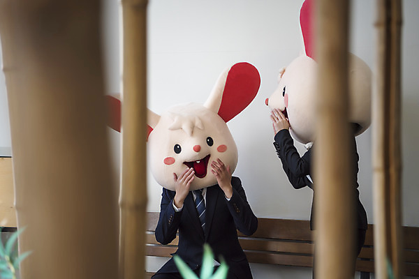 포토 JPG 여자 남자 실내 서기 앉기 정장 상반신 20대 성인 두명 앞모습 옆모습 30대 놀람 한국인 비즈니스맨 비즈니스우먼 쥐띠 쥐 귓속말 동료 쥐캐릭터 동물탈 소문 휴식처 흰쥐 성인만 2020년 경자년 국내포토 옷 감정 뷰포인트 동물캐릭터 비즈니스 관계 모션 휴식 표정 사람 동양인 청년 내부 장년 십이지신 직장인 설치류 연도 탈 파일형식