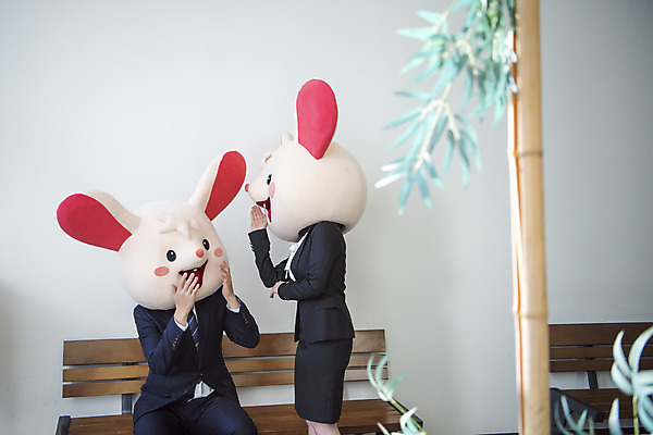 포토 JPG 여자 남자 실내 서기 앉기 정장 상반신 20대 성인 두명 앞모습 옆모습 30대 놀람 한국인 비즈니스맨 비즈니스우먼 쥐띠 쥐 귓속말 동료 쥐캐릭터 동물탈 소문 휴식처 흰쥐 성인만 2020년 경자년 국내포토 옷 감정 뷰포인트 동물캐릭터 비즈니스 관계 모션 휴식 표정 사람 동양인 청년 내부 장년 십이지신 직장인 설치류 연도 탈 파일형식