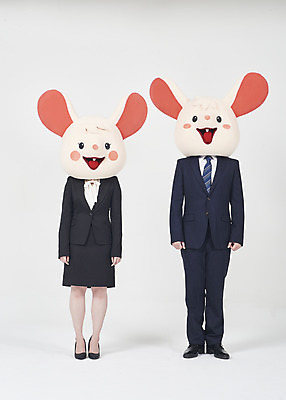 포토 JPG 스튜디오촬영 전신 여자 남자 실내 서기 누끼 정장 20대 성인 두명 앞모습 30대 한국인 비즈니스맨 비즈니스우먼 쥐띠 쥐 동료 흰배경 쥐캐릭터 동물탈 흰쥐 성인만 2020년 경자년 국내포토 옷 뷰포인트 동물캐릭터 백그라운드 비즈니스 관계 모션 사람 동양인 청년 내부 장년 흰색 십이지신 직장인 설치류 연도 탈 파일형식