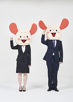 포토 JPG 스튜디오촬영 전신 여자 남자 응원 실내 서기 누끼 정장 20대 성인 두명 앞모습 30대 파이팅 주먹 한국인 비즈니스맨 비즈니스우먼 쥐띠 쥐 동료 흰배경 쥐캐릭터 동물탈 흰쥐 성인만 2020년 경자년 국내포토 옷 뷰포인트 동물캐릭터 백그라운드 비즈니스 관계 모션 사람 동양인 청년 내부 장년 흰색 십이지신 직장인 설치류 연도 탈 파일형식