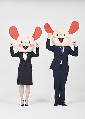 포토 JPG 스튜디오촬영 전신 여자 남자 응원 실내 서기 누끼 정장 20대 성인 두명 앞모습 30대 파이팅 주먹 한국인 비즈니스맨 비즈니스우먼 쥐띠 쥐 동료 흰배경 쥐캐릭터 동물탈 흰쥐 성인만 2020년 경자년 국내포토 옷 뷰포인트 동물캐릭터 백그라운드 비즈니스 관계 모션 사람 동양인 청년 내부 장년 흰색 십이지신 직장인 설치류 연도 탈 파일형식