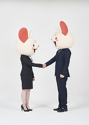 포토 JPG 스튜디오촬영 전신 여자 남자 악수 실내 서기 누끼 정장 20대 성인 두명 옆모습 30대 한국인 비즈니스맨 비즈니스우먼 쥐띠 쥐 동료 흰배경 쥐캐릭터 동물탈 흰쥐 성인만 2020년 경자년 국내포토 옷 뷰포인트 동물캐릭터 백그라운드 비즈니스 관계 모션 사람 동양인 손짓 청년 내부 장년 흰색 십이지신 직장인 설치류 연도 탈 파일형식