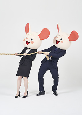 포토 JPG 스튜디오촬영 전신 여자 남자 밧줄 실내 서기 누끼 정장 20대 성인 두명 옆모습 30대 한국인 비즈니스맨 비즈니스우먼 당기기 쥐띠 쥐 동료 흰배경 줄다리기 쥐캐릭터 동물탈 흰쥐 성인만 2020년 경자년 국내포토 옷 줄 뷰포인트 동물캐릭터 백그라운드 비즈니스 관계 모션 놀이 사람 동양인 청년 내부 장년 흰색 십이지신 직장인 설치류 연도 탈 파일형식