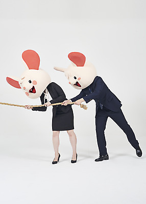 포토 JPG 스튜디오촬영 전신 여자 남자 밧줄 실내 서기 누끼 정장 20대 성인 두명 옆모습 30대 한국인 비즈니스맨 비즈니스우먼 당기기 쥐띠 쥐 동료 흰배경 줄다리기 쥐캐릭터 동물탈 흰쥐 성인만 2020년 경자년 국내포토 옷 줄 뷰포인트 동물캐릭터 백그라운드 비즈니스 관계 모션 놀이 사람 동양인 청년 내부 장년 흰색 십이지신 직장인 설치류 연도 탈 파일형식