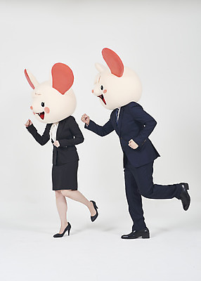 포토 JPG 스튜디오촬영 전신 여자 남자 실내 서기 누끼 정장 20대 성인 두명 옆모습 30대 달리기 한국인 비즈니스맨 비즈니스우먼 쥐띠 쥐 동료 흰배경 쥐캐릭터 동물탈 흰쥐 성인만 2020년 경자년 국내포토 옷 뷰포인트 동물캐릭터 백그라운드 비즈니스 관계 모션 사람 동양인 청년 내부 장년 흰색 십이지신 직장인 설치류 연도 탈 파일형식 동물 직업 캐릭터 컬러 가면 인종
