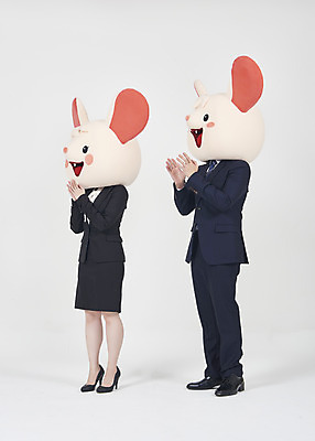 포토 JPG 스튜디오촬영 전신 여자 남자 실내 서기 누끼 정장 20대 성인 두명 옆모습 30대 한국인 비즈니스맨 비즈니스우먼 쥐띠 쥐 박수 동료 흰배경 쥐캐릭터 동물탈 흰쥐 성인만 2020년 경자년 국내포토 옷 뷰포인트 동물캐릭터 백그라운드 비즈니스 관계 모션 사람 동양인 손짓 청년 내부 장년 흰색 십이지신 직장인 설치류 연도 탈 파일형식
