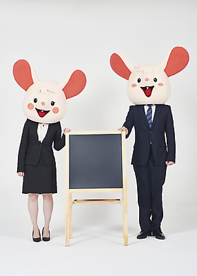 포토 JPG 스튜디오촬영 전신 여자 남자 실내 서기 누끼 정장 20대 성인 두명 앞모습 30대 칠판 한국인 비즈니스맨 비즈니스우먼 쥐띠 쥐 동료 흰배경 쥐캐릭터 동물탈 흰쥐 성인만 2020년 경자년 국내포토 옷 뷰포인트 동물캐릭터 백그라운드 비즈니스 관계 모션 사람 동양인 청년 내부 장년 흰색 십이지신 직장인 설치류 연도 탈 파일형식