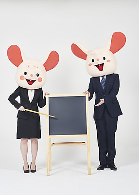 포토 JPG 스튜디오촬영 전신 여자 남자 실내 서기 누끼 정장 20대 성인 두명 앞모습 30대 칠판 한국인 가리킴 비즈니스맨 비즈니스우먼 쥐띠 쥐 동료 흰배경 쥐캐릭터 지시봉 동물탈 흰쥐 성인만 2020년 경자년 국내포토 옷 뷰포인트 동물캐릭터 백그라운드 비즈니스 관계 모션 사람 동양인 손짓 청년 내부 장년 흰색 십이지신 직장인 설치류 연도 탈 파일형식