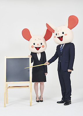 포토 JPG 스튜디오촬영 전신 여자 남자 실내 서기 누끼 정장 20대 성인 두명 앞모습 옆모습 30대 칠판 한국인 가리킴 비즈니스맨 비즈니스우먼 쥐띠 쥐 동료 흰배경 쥐캐릭터 지시봉 동물탈 흰쥐 성인만 2020년 경자년 국내포토 옷 뷰포인트 동물캐릭터 백그라운드 비즈니스 관계 모션 사람 동양인 손짓 청년 내부 장년 흰색 십이지신 직장인 설치류 연도 탈 파일형식