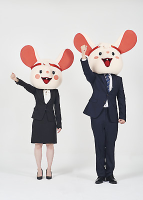 포토 JPG 스튜디오촬영 전신 여자 남자 실내 서기 누끼 정장 20대 성인 두명 앞모습 30대 주먹 한국인 머리띠 비즈니스맨 비즈니스우먼 쥐띠 쥐 동료 흰배경 쥐캐릭터 동물탈 투쟁 흰쥐 성인만 2020년 경자년 농성 국내포토 옷 뷰포인트 동물캐릭터 백그라운드 비즈니스 장신구 관계 모션 사람 동양인 청년 내부 장년 흰색 십이지신 직장인 설치류 연도 탈 파일형식
