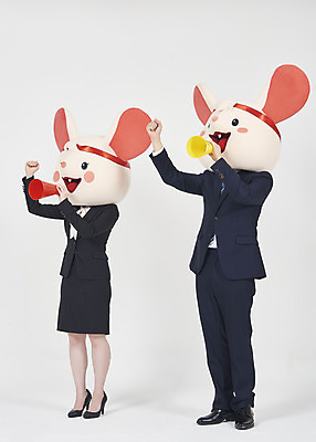 포토 JPG 스튜디오촬영 전신 여자 남자 실내 서기 누끼 정장 20대 성인 두명 옆모습 30대 확성기 외침 주먹 한국인 비즈니스맨 비즈니스우먼 쥐띠 쥐 동료 흰배경 쥐캐릭터 동물탈 투쟁 흰쥐 성인만 2020년 경자년 농성 국내포토 옷 뷰포인트 동물캐릭터 백그라운드 비즈니스 관계 모션 사람 동양인 청년 내부 장년 소리 흰색 십이지신 직장인 설치류 연도 탈 파일형식