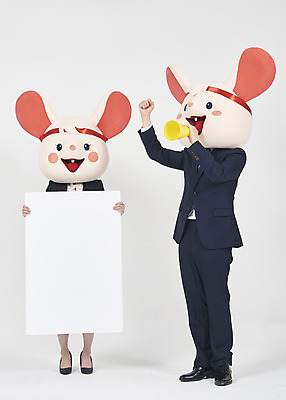포토 JPG 스튜디오촬영 전신 배너 여자 남자 사각프레임 실내 서기 누끼 정장 20대 성인 두명 앞모습 옆모습 30대 확성기 외침 주먹 한국인 비즈니스맨 비즈니스우먼 쥐띠 쥐 동료 흰배경 쥐캐릭터 동물탈 투쟁 흰쥐 성인만 2020년 경자년 농성 국내포토 옷 뷰포인트 동물캐릭터 백그라운드 비즈니스 관계 모션 프레임 사람 동양인 청년 내부 장년 사각형 소리 흰색 십이지신 직장인 설치류 연도 탈 파일형식