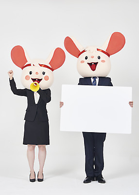 포토 JPG 스튜디오촬영 전신 배너 여자 남자 사각프레임 실내 서기 들기 누끼 정장 20대 성인 두명 앞모습 30대 확성기 외침 주먹 한국인 머리띠 비즈니스맨 비즈니스우먼 쥐띠 쥐 동료 흰배경 쥐캐릭터 동물탈 투쟁 흰쥐 성인만 2020년 경자년 농성 국내포토 옷 뷰포인트 동물캐릭터 백그라운드 비즈니스 장신구 관계 모션 프레임 사람 동양인 청년 내부 장년 사각형 소리 흰색 십이지신 직장인 설치류 연도 탈 파일형식