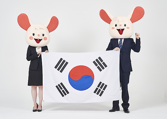 포토 JPG 스튜디오촬영 전신 여자 남자 응원 실내 서기 들기 누끼 정장 20대 성인 두명 앞모습 30대 파이팅 주먹 한국인 비즈니스맨 비즈니스우먼 쥐띠 쥐 태극기 동료 흰배경 쥐캐릭터 애국심 동물탈 흰쥐 성인만 2020년 경자년 국내포토 옷 뷰포인트 동물캐릭터 백그라운드 비즈니스 관계 모션 사람 동양인 청년 내부 장년 흰색 십이지신 직장인 국기 설치류 연도 탈 파일형식