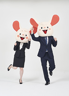 포토 JPG 스튜디오촬영 전신 여자 남자 응원 실내 서기 누끼 정장 20대 성인 두명 앞모습 30대 파이팅 주먹 한국인 비즈니스맨 비즈니스우먼 쥐띠 쥐 동료 즐거움 흰배경 쥐캐릭터 다리들기 동물탈 흰쥐 성인만 2020년 경자년 국내포토 옷 감정 뷰포인트 동물캐릭터 백그라운드 비즈니스 관계 모션 사람 동양인 청년 내부 장년 흰색 십이지신 직장인 설치류 연도 탈 파일형식