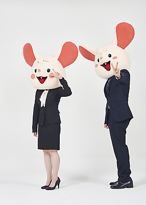 포토 JPG 스튜디오촬영 전신 여자 남자 실내 서기 누끼 정장 20대 성인 두명 옆모습 30대 한국인 비즈니스맨 비즈니스우먼 쥐띠 쥐 동료 흰배경 브이 쥐캐릭터 동물탈 흰쥐 성인만 2020년 경자년 국내포토 옷 뷰포인트 동물캐릭터 백그라운드 비즈니스 관계 모션 사람 동양인 손짓 청년 내부 장년 흰색 십이지신 직장인 설치류 연도 탈 파일형식