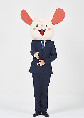포토 JPG 스튜디오촬영 전신 남자 악수 실내 한명 서기 누끼 정장 성인 앞모습 30대 한국인 비즈니스맨 쥐띠 쥐 손내밀기 흰배경 쥐캐릭터 공손 동물탈 흰쥐 성인남자한명만 2020년 경자년 국내포토 1 옷 뷰포인트 동물캐릭터 백그라운드 비즈니스 모션 사람 동양인 손짓 내부 장년 흰색 십이지신 직장인 설치류 연도 탈 남자한명만 성인남자만 파일형식