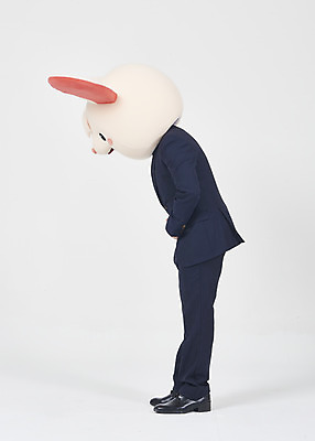 포토 JPG 스튜디오촬영 전신 남자 실내 한명 서기 누끼 정장 성인 옆모습 30대 한국인 인사 비즈니스맨 쥐띠 쥐 흰배경 쥐캐릭터 공손 동물탈 흰쥐 성인남자한명만 2020년 경자년 국내포토 1 옷 뷰포인트 동물캐릭터 백그라운드 비즈니스 모션 사람 동양인 내부 장년 흰색 십이지신 예절 직장인 설치류 연도 탈 남자한명만 성인남자만 파일형식