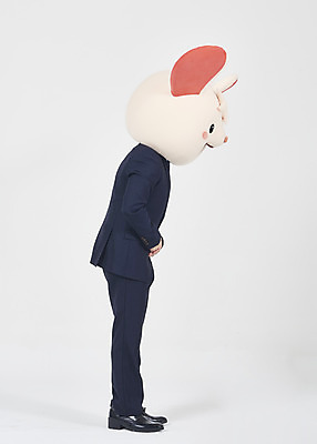 포토 JPG 스튜디오촬영 전신 남자 실내 한명 서기 누끼 정장 성인 옆모습 30대 한국인 인사 비즈니스맨 쥐띠 쥐 흰배경 쥐캐릭터 공손 동물탈 흰쥐 성인남자한명만 2020년 경자년 국내포토 1 옷 뷰포인트 동물캐릭터 백그라운드 비즈니스 모션 사람 동양인 내부 장년 흰색 십이지신 예절 직장인 설치류 연도 탈 남자한명만 성인남자만 파일형식