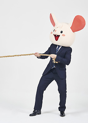 포토 JPG 스튜디오촬영 전신 남자 밧줄 실내 한명 서기 누끼 정장 성인 앞모습 30대 한국인 비즈니스맨 당기기 쥐띠 쥐 흰배경 줄다리기 쥐캐릭터 동물탈 흰쥐 성인남자한명만 2020년 경자년 국내포토 1 옷 줄 뷰포인트 동물캐릭터 백그라운드 비즈니스 모션 놀이 사람 동양인 내부 장년 흰색 십이지신 직장인 설치류 연도 탈 남자한명만 성인남자만 파일형식