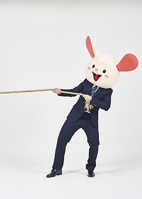 포토 JPG 스튜디오촬영 전신 남자 밧줄 실내 한명 서기 누끼 정장 성인 앞모습 30대 한국인 비즈니스맨 당기기 쥐띠 쥐 흰배경 줄다리기 쥐캐릭터 동물탈 흰쥐 성인남자한명만 2020년 경자년 국내포토 1 옷 줄 뷰포인트 동물캐릭터 백그라운드 비즈니스 모션 놀이 사람 동양인 내부 장년 흰색 십이지신 직장인 설치류 연도 탈 남자한명만 성인남자만 파일형식