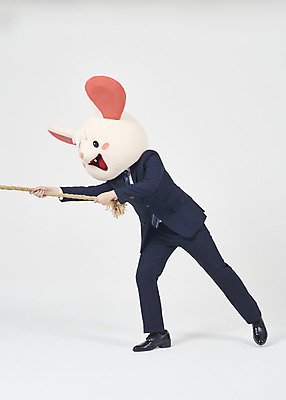 포토 JPG 스튜디오촬영 전신 남자 밧줄 실내 한명 서기 누끼 정장 성인 옆모습 30대 한국인 비즈니스맨 당기기 쥐띠 쥐 흰배경 줄다리기 쥐캐릭터 동물탈 흰쥐 성인남자한명만 2020년 경자년 국내포토 1 옷 줄 뷰포인트 동물캐릭터 백그라운드 비즈니스 모션 놀이 사람 동양인 내부 장년 흰색 십이지신 직장인 설치류 연도 탈 남자한명만 성인남자만 파일형식