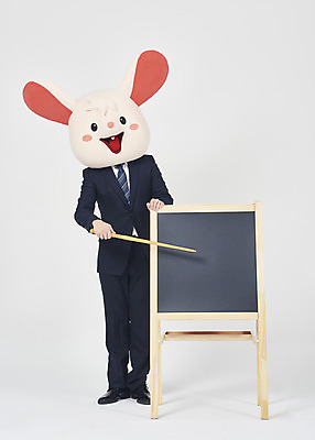 포토 JPG 스튜디오촬영 전신 남자 실내 한명 서기 들기 누끼 정장 성인 앞모습 30대 칠판 한국인 가리킴 비즈니스맨 쥐띠 쥐 흰배경 쥐캐릭터 지시봉 동물탈 흰쥐 성인남자한명만 2020년 경자년 국내포토 1 옷 뷰포인트 동물캐릭터 비즈니스 모션 사람 동양인 손짓 내부 흰색 십이지신 직장인 설치류 연도 탈 남자한명만 성인남자만 파일형식 동물 직업 캐릭터 컬러 가면 인종 남자만 성인만