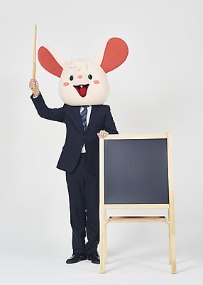 포토 JPG 스튜디오촬영 전신 남자 실내 한명 서기 들기 누끼 정장 성인 앞모습 30대 칠판 한국인 가리킴 비즈니스맨 쥐띠 쥐 흰배경 쥐캐릭터 지시봉 동물탈 흰쥐 성인남자한명만 2020년 경자년 국내포토 1 옷 뷰포인트 동물캐릭터 백그라운드 비즈니스 모션 사람 동양인 손짓 내부 장년 흰색 십이지신 직장인 설치류 연도 탈 남자한명만 성인남자만 파일형식