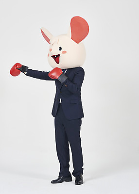 포토 JPG 스튜디오촬영 전신 남자 실내 한명 서기 누끼 정장 성인 옆모습 30대 한국인 권투글러브 비즈니스맨 쥐띠 쥐 공격 흰배경 쥐캐릭터 동물탈 흰쥐 성인남자한명만 2020년 경자년 국내포토 1 옷 뷰포인트 동물캐릭터 백그라운드 비즈니스 모션 사람 동양인 내부 장년 글러브 흰색 십이지신 직장인 설치류 연도 탈 남자한명만 성인남자만 파일형식