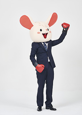 포토 JPG 스튜디오촬영 전신 남자 실내 한명 서기 누끼 정장 성인 옆모습 30대 손들기 한국인 권투글러브 비즈니스맨 쥐띠 쥐 흰배경 쥐캐릭터 동물탈 흰쥐 성인남자한명만 2020년 경자년 국내포토 1 옷 뷰포인트 동물캐릭터 백그라운드 비즈니스 모션 사람 동양인 내부 장년 글러브 흰색 십이지신 직장인 설치류 연도 탈 남자한명만 성인남자만 파일형식