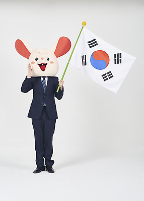 포토 JPG 스튜디오촬영 전신 남자 실내 한명 서기 들기 누끼 정장 손짓 성인 앞모습 30대 외침 한국인 비즈니스맨 쥐띠 쥐 태극기 흰배경 쥐캐릭터 애국심 동물탈 흰쥐 성인남자한명만 2020년 경자년 국내포토 1 옷 뷰포인트 동물캐릭터 백그라운드 비즈니스 모션 사람 동양인 내부 장년 소리 흰색 십이지신 직장인 국기 설치류 연도 탈 남자한명만 성인남자만 파일형식