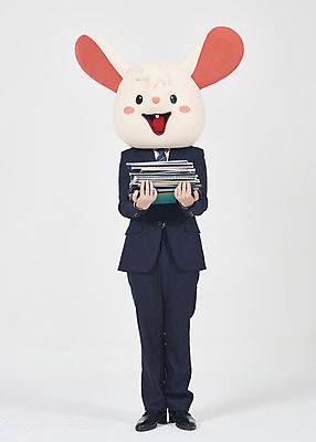 포토 JPG 스튜디오촬영 전신 남자 실내 한명 서기 들기 누끼 정장 성인 앞모습 30대 한국인 비즈니스맨 쥐띠 쥐 흰배경 문서 쥐캐릭터 동물탈 흰쥐 성인남자한명만 2020년 경자년 국내포토 1 옷 뷰포인트 동물캐릭터 백그라운드 비즈니스 모션 사람 동양인 내부 장년 흰색 십이지신 직장인 설치류 연도 탈 남자한명만 성인남자만 파일형식