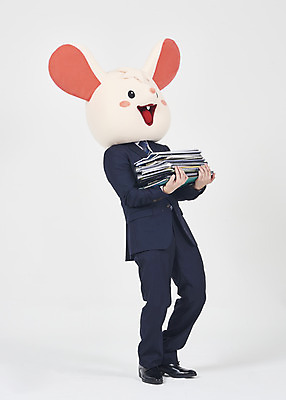 포토 JPG 스튜디오촬영 전신 남자 실내 한명 서기 들기 누끼 정장 성인 옆모습 30대 한국인 비즈니스맨 쥐띠 쥐 흰배경 문서 쥐캐릭터 무거움 동물탈 흰쥐 성인남자한명만 2020년 경자년 국내포토 1 옷 뷰포인트 동물캐릭터 백그라운드 비즈니스 모션 사람 동양인 내부 장년 흰색 십이지신 직장인 무게 설치류 연도 탈 남자한명만 성인남자만 파일형식