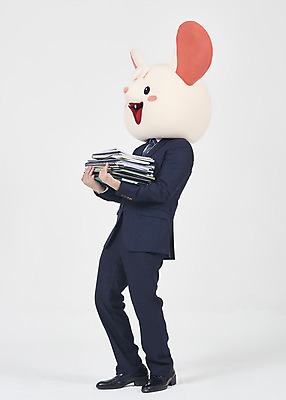 포토 JPG 스튜디오촬영 전신 남자 실내 한명 서기 들기 누끼 정장 성인 옆모습 30대 한국인 비즈니스맨 쥐띠 쥐 흰배경 문서 쥐캐릭터 무거움 동물탈 흰쥐 성인남자한명만 2020년 경자년 국내포토 1 옷 뷰포인트 동물캐릭터 백그라운드 비즈니스 모션 사람 동양인 내부 장년 흰색 십이지신 직장인 무게 설치류 연도 탈 남자한명만 성인남자만 파일형식
