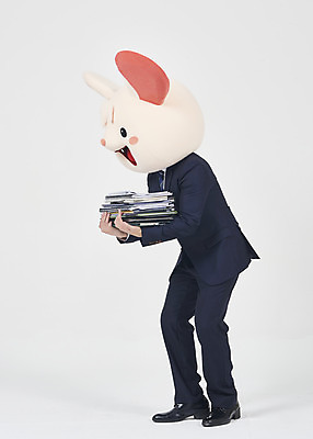 포토 JPG 스튜디오촬영 전신 남자 실내 한명 서기 들기 누끼 정장 성인 옆모습 30대 한국인 비즈니스맨 쥐띠 쥐 흰배경 문서 쥐캐릭터 무거움 동물탈 흰쥐 성인남자한명만 2020년 경자년 국내포토 1 옷 뷰포인트 동물캐릭터 백그라운드 비즈니스 모션 사람 동양인 내부 장년 흰색 십이지신 직장인 무게 설치류 연도 탈 남자한명만 성인남자만 파일형식