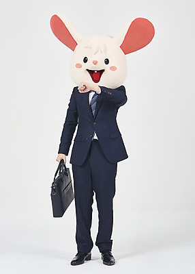 포토 JPG 스튜디오촬영 전신 남자 서류가방 실내 한명 서기 들기 누끼 정장 성인 앞모습 30대 한국인 시간 비즈니스맨 쥐띠 쥐 손목시계 확인 흰배경 쥐캐릭터 동물탈 흰쥐 성인남자한명만 2020년 경자년 국내포토 1 옷 뷰포인트 시계 동물캐릭터 백그라운드 가방 비즈니스 장신구 모션 사람 동양인 내부 장년 흰색 십이지신 직장인 설치류 연도 탈 남자한명만 성인남자만 파일형식
