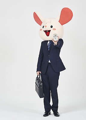 포토 JPG 스튜디오촬영 전신 남자 시계 서류가방 실내 한명 서기 들기 누끼 정장 성인 앞모습 30대 한국인 비즈니스맨 쥐띠 쥐 흰배경 쥐캐릭터 동물탈 흰쥐 성인남자한명만 2020년 경자년 국내포토 1 옷 뷰포인트 동물캐릭터 백그라운드 가방 비즈니스 모션 사람 동양인 내부 장년 흰색 십이지신 직장인 설치류 연도 탈 남자한명만 성인남자만 파일형식