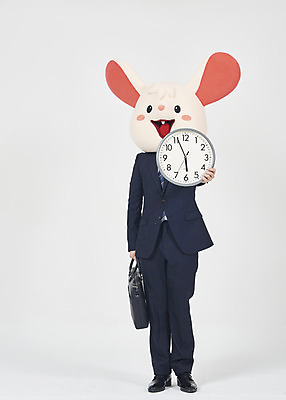 포토 JPG 스튜디오촬영 전신 남자 시계 서류가방 실내 한명 서기 들기 누끼 정장 성인 앞모습 30대 한국인 시간 비즈니스맨 쥐띠 쥐 흰배경 쥐캐릭터 동물탈 흰쥐 성인남자한명만 2020년 경자년 국내포토 1 옷 뷰포인트 동물캐릭터 백그라운드 가방 비즈니스 모션 사람 동양인 내부 장년 흰색 십이지신 직장인 설치류 연도 탈 남자한명만 성인남자만 파일형식